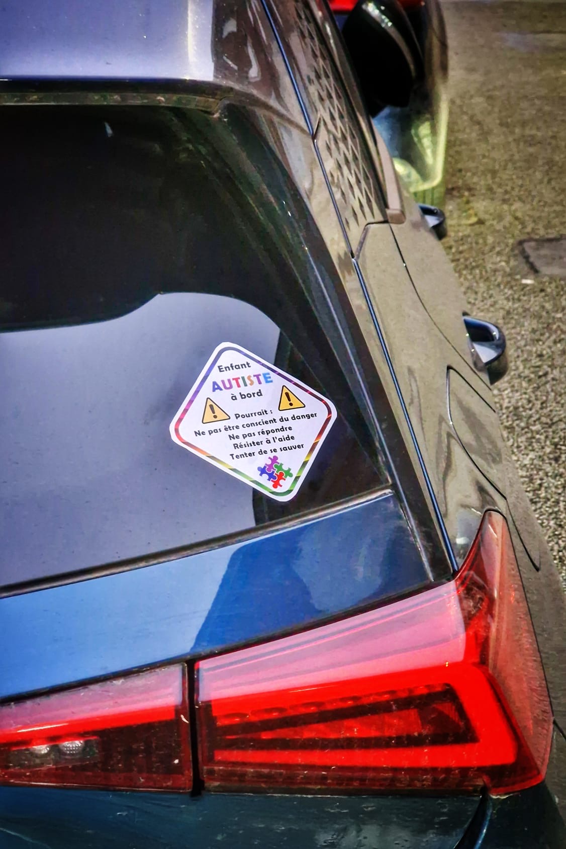 Enfant autiste à bord. Stickers voiture