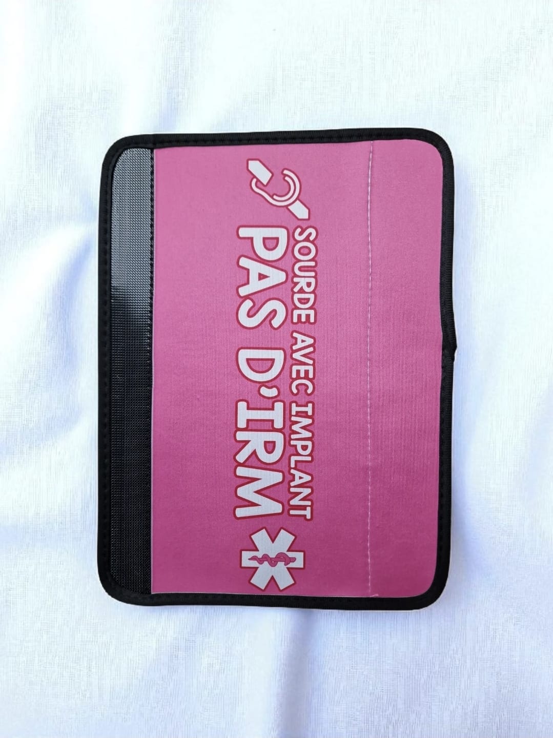Sourde avec implant. Pas d’IRM. Visuel Rose