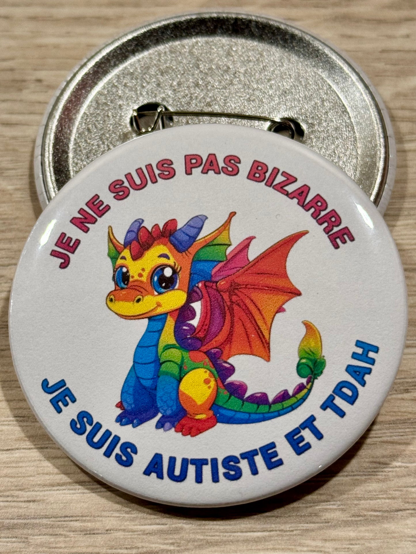 Je ne suis pas bizarre, je suis Autiste et TDAH. Visuel dragon arc-en-ciel