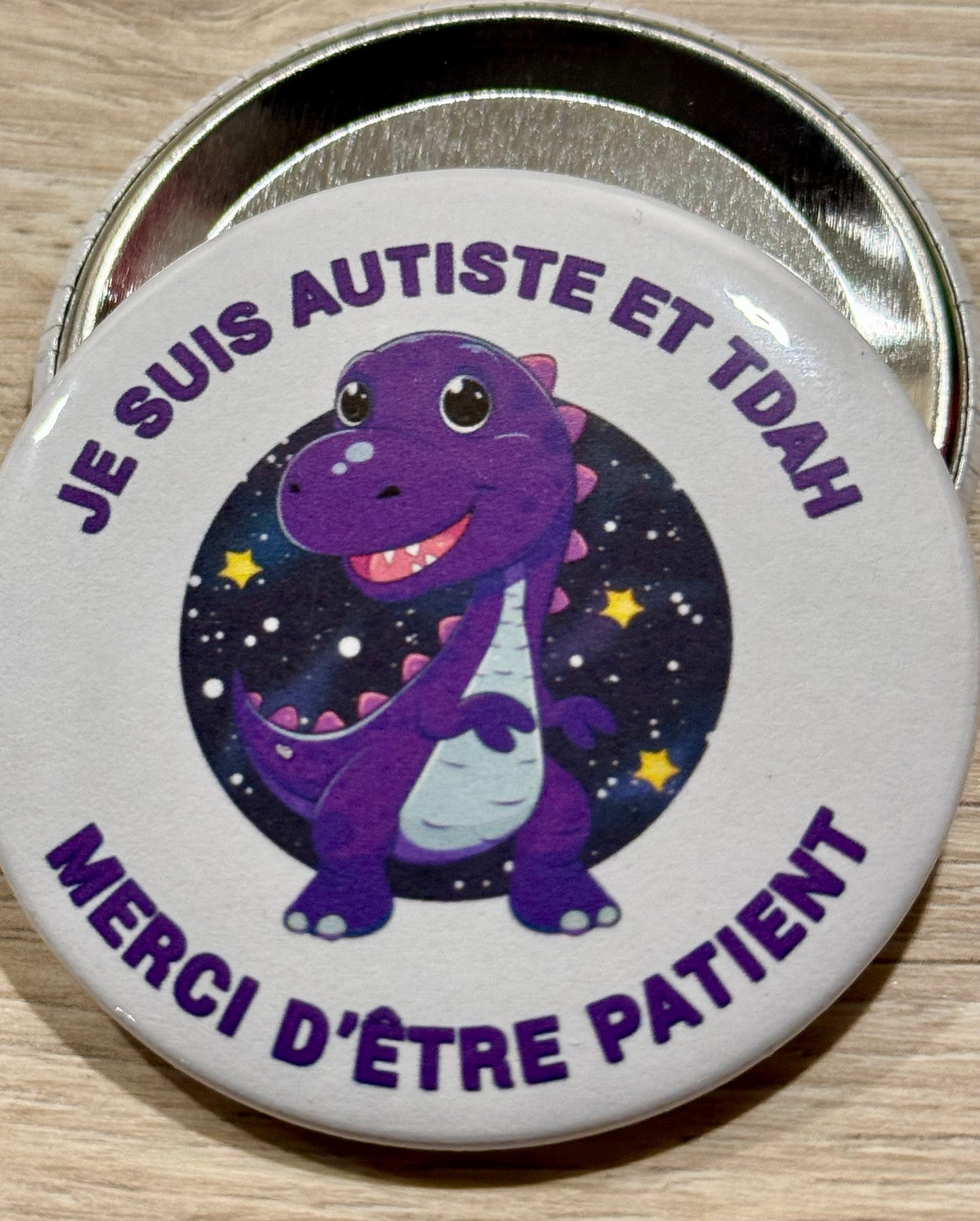 AUTISTE et TDAH. merci d'être patient. Visuel dinosaure mauve.